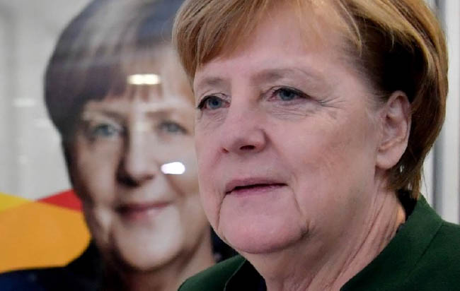 Merkel Vows ‘Serious’ Coalition  Talks with SPD